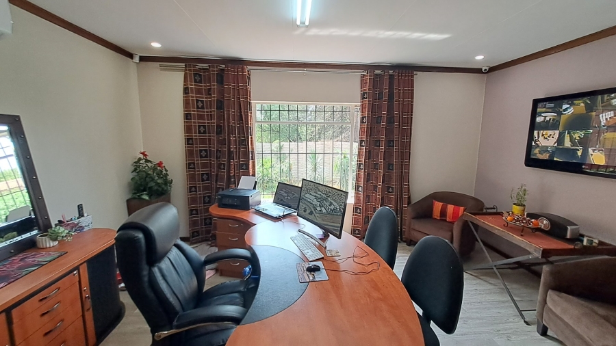 5 Bedroom Property for Sale in Langenhovenpark Free State